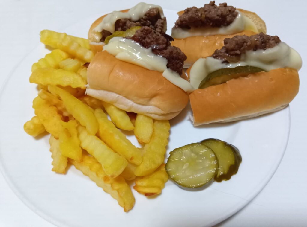 ホットドッグパンで作ったチーズバーガーの写真